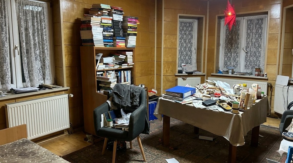 Wohnung vor der Beräumung – vollständig eingerichteter Raum mit vielen Gegenständen